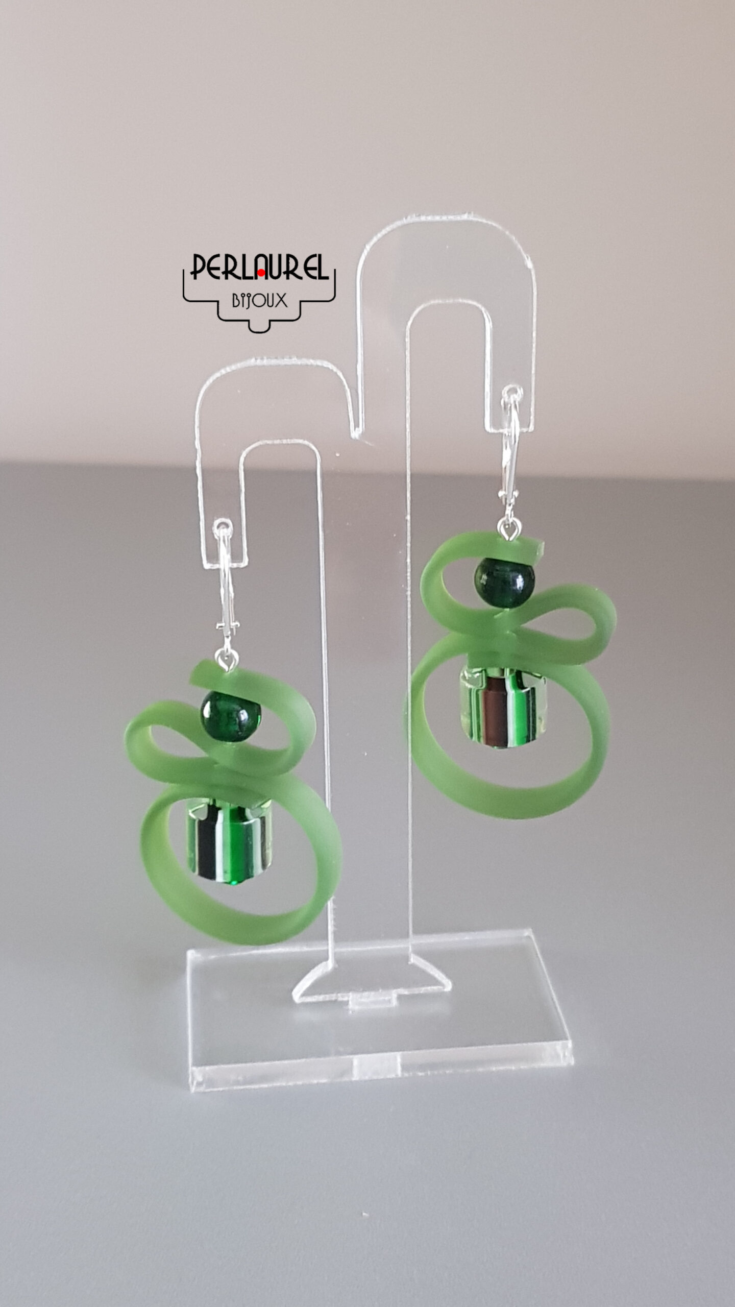 Boucles d’oreilles lacet vert et perles en verre