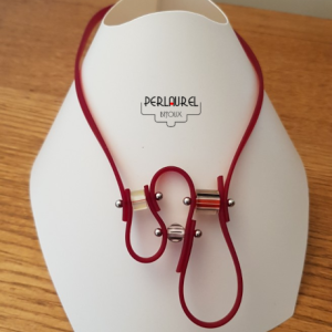 Collier rouge lacet et perles en verre