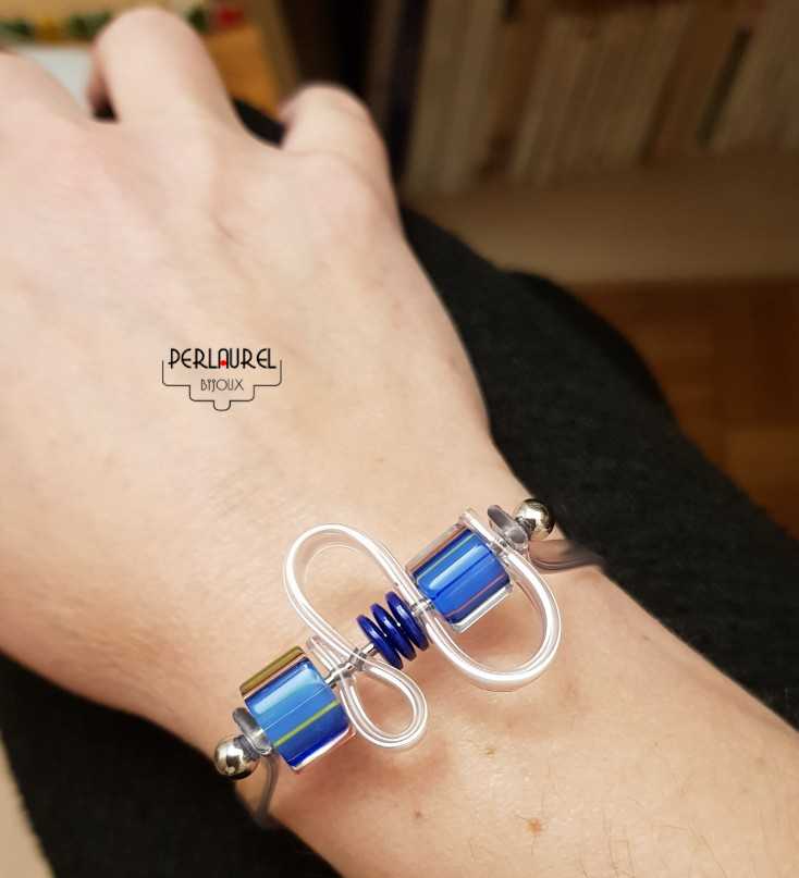 Bracelet lacet transparent perles bleues