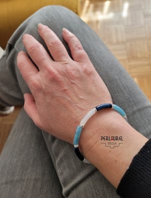 Bracelet perles tubes bleu porté