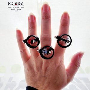 Bagues rondes lacets et perles en verre