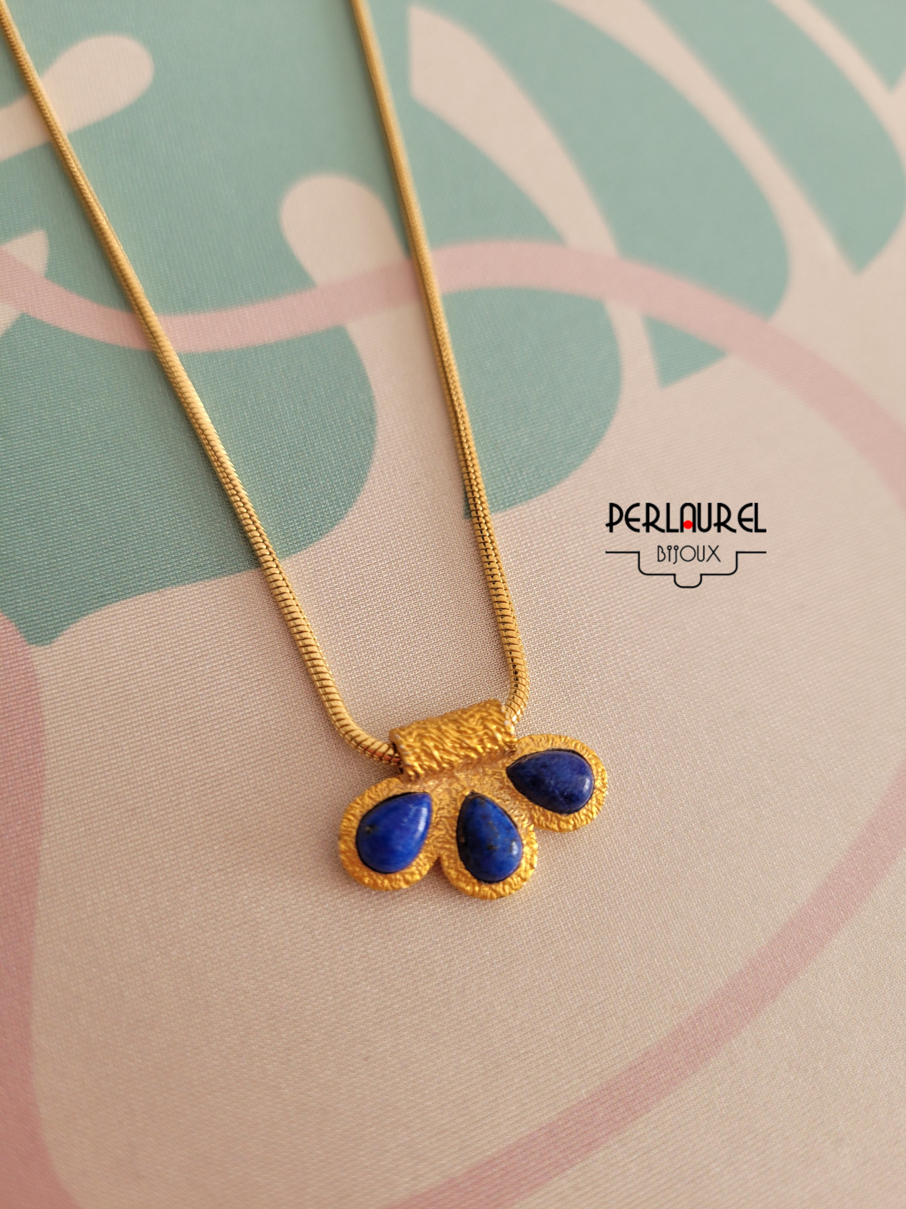 Collier pendentif pétales