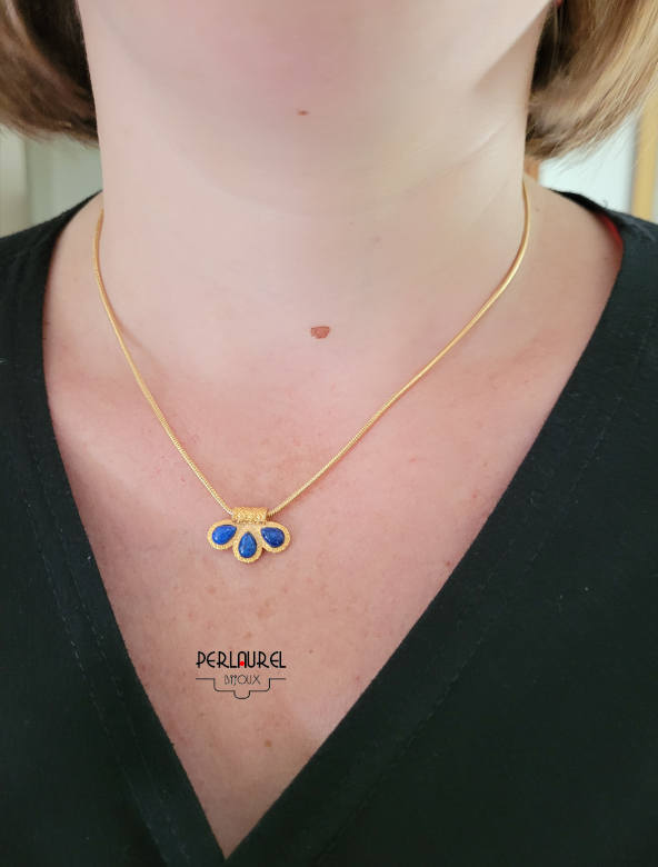 Collier pendentif pétales porté
